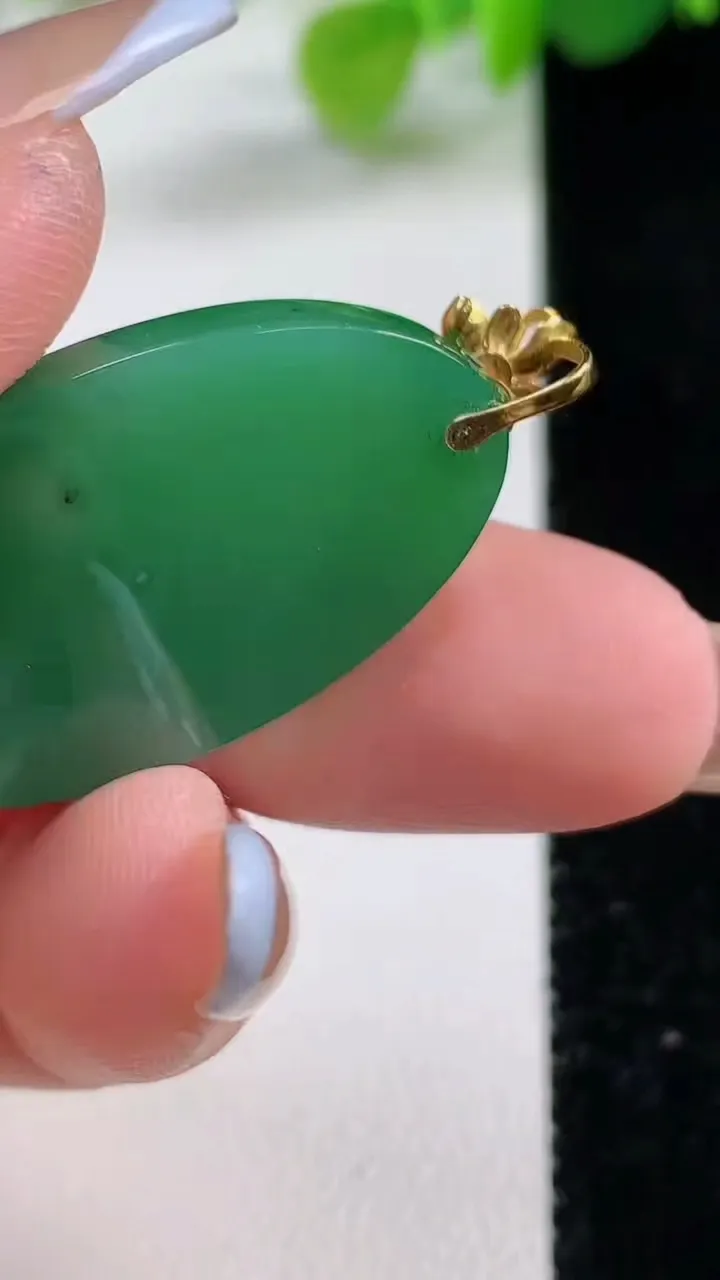 天然A货翡翠无事牌吊坠，尺寸30.2-18-3.7，重量:6.12g
11月12日