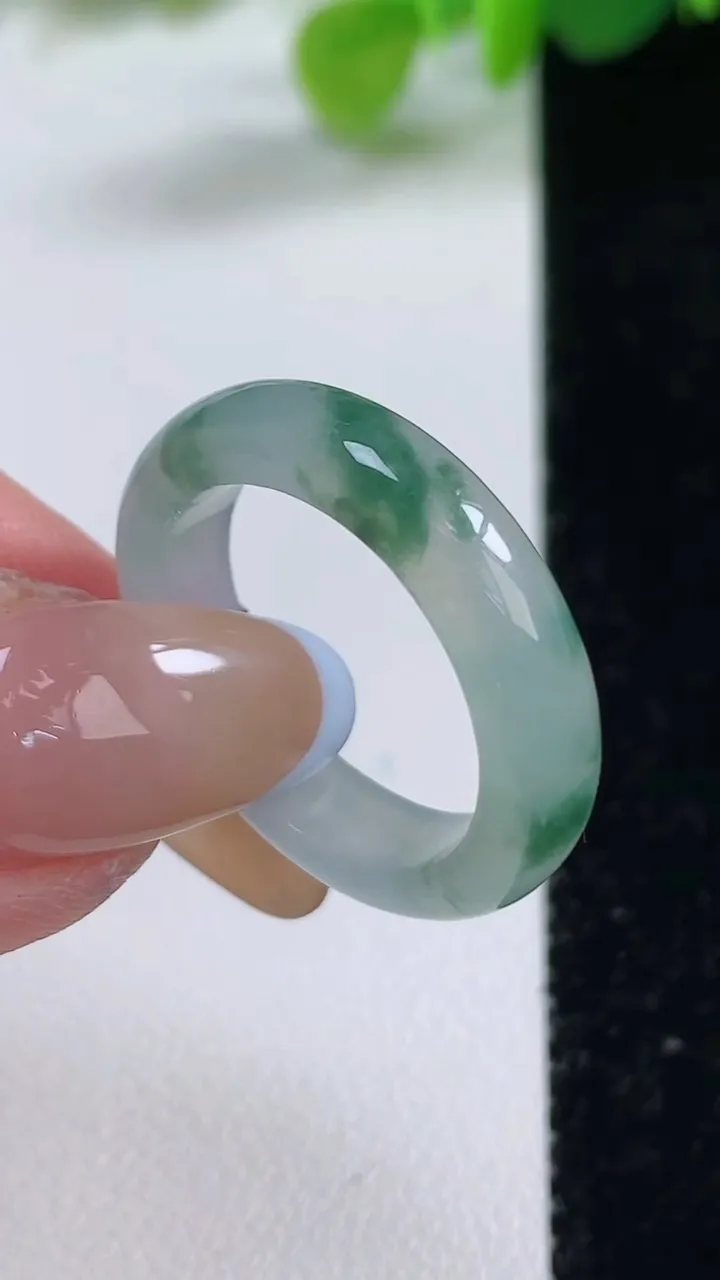 天然A货翡翠冰种飘花指环 戒指，尺寸17.8-5.4-3.3，重量:4.23g2025年11月12日
工厂直销收藏佳品,种好水足，色泽均匀，有种有色，上手高大气！