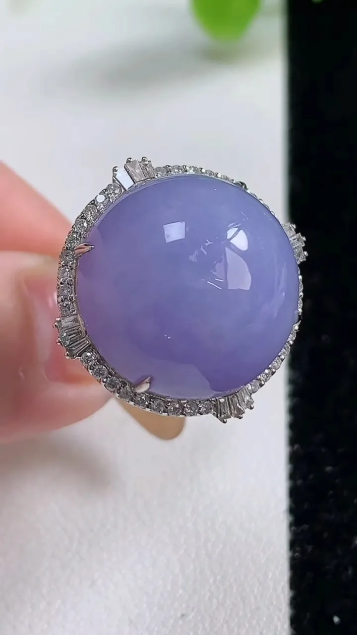 天然A货翡翠种紫罗兰蛋面戒指，尺寸17.7-18.8-17，重量:10.80g2025年11月12日
工厂直销收藏佳品,种好水足，色泽均匀，有种有色，上手高大气！
