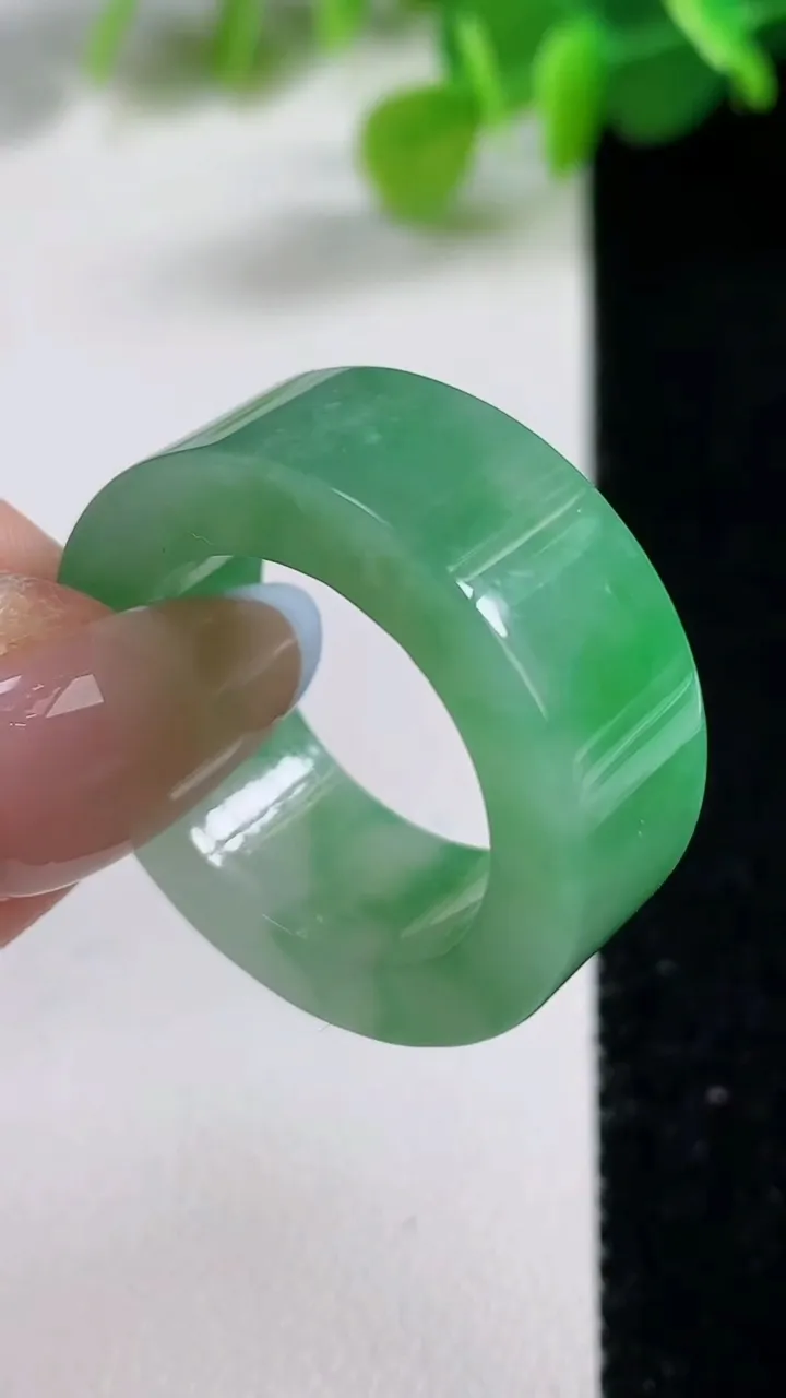 天然A货翡翠方形指环 扳指 戒指，尺寸19.5-9.5-4.1，重量:11.07g
11月12日