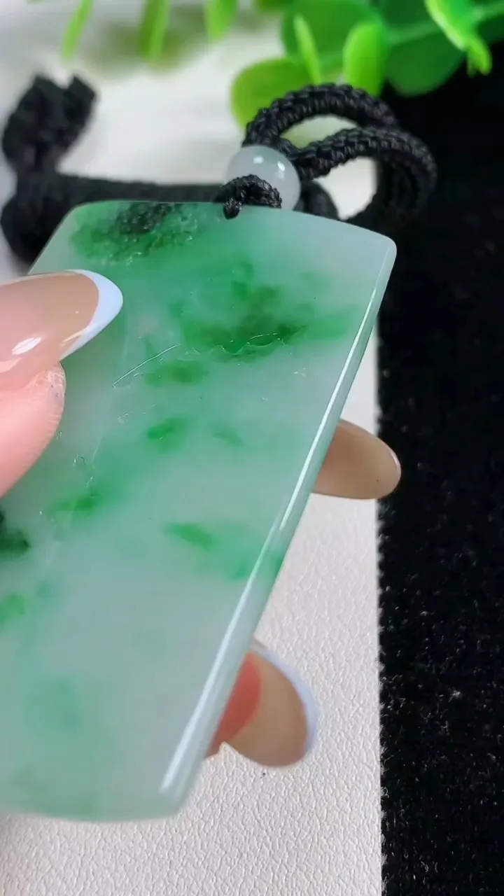 天然A货翡翠山水牌吊坠，尺寸57-35.3-5.8，重量:29.34g
11月12日