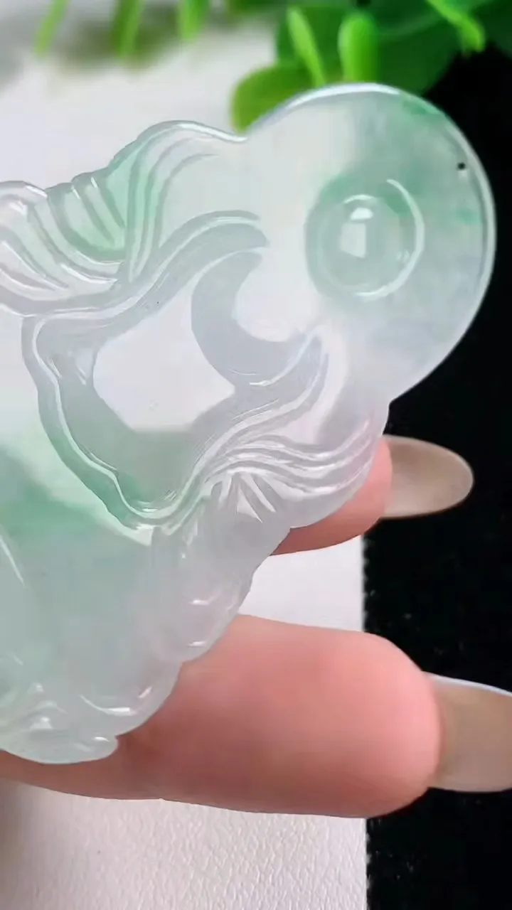 天然A货翡翠度母观音菩萨吊坠，尺寸64.4-40.7-6，重量:24.60g
11月12日