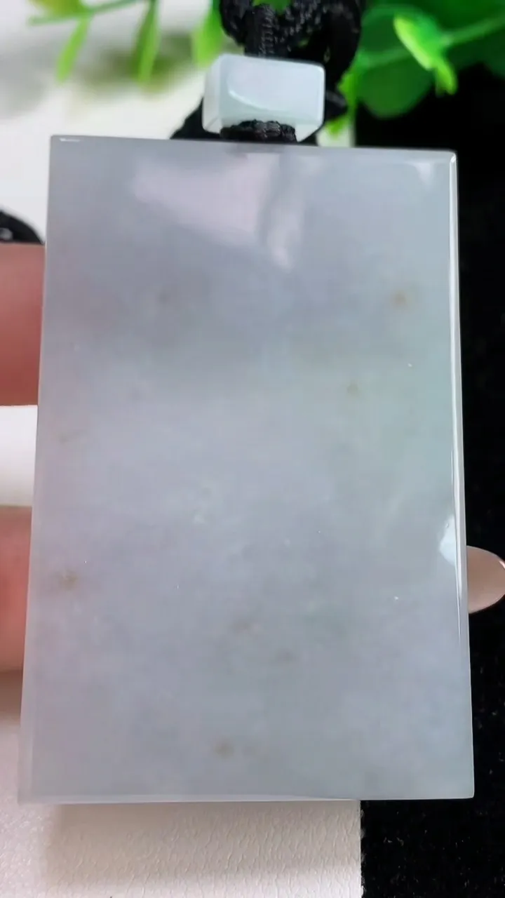 天然A货翡翠无事牌吊坠，尺寸59.7-39.6-6，重量:53.47g
11月12日