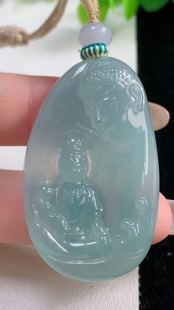 天然A货翡翠大势至观音菩萨吊坠，尺寸45.5-27.8-6.7，重量:20.07g
11月12日