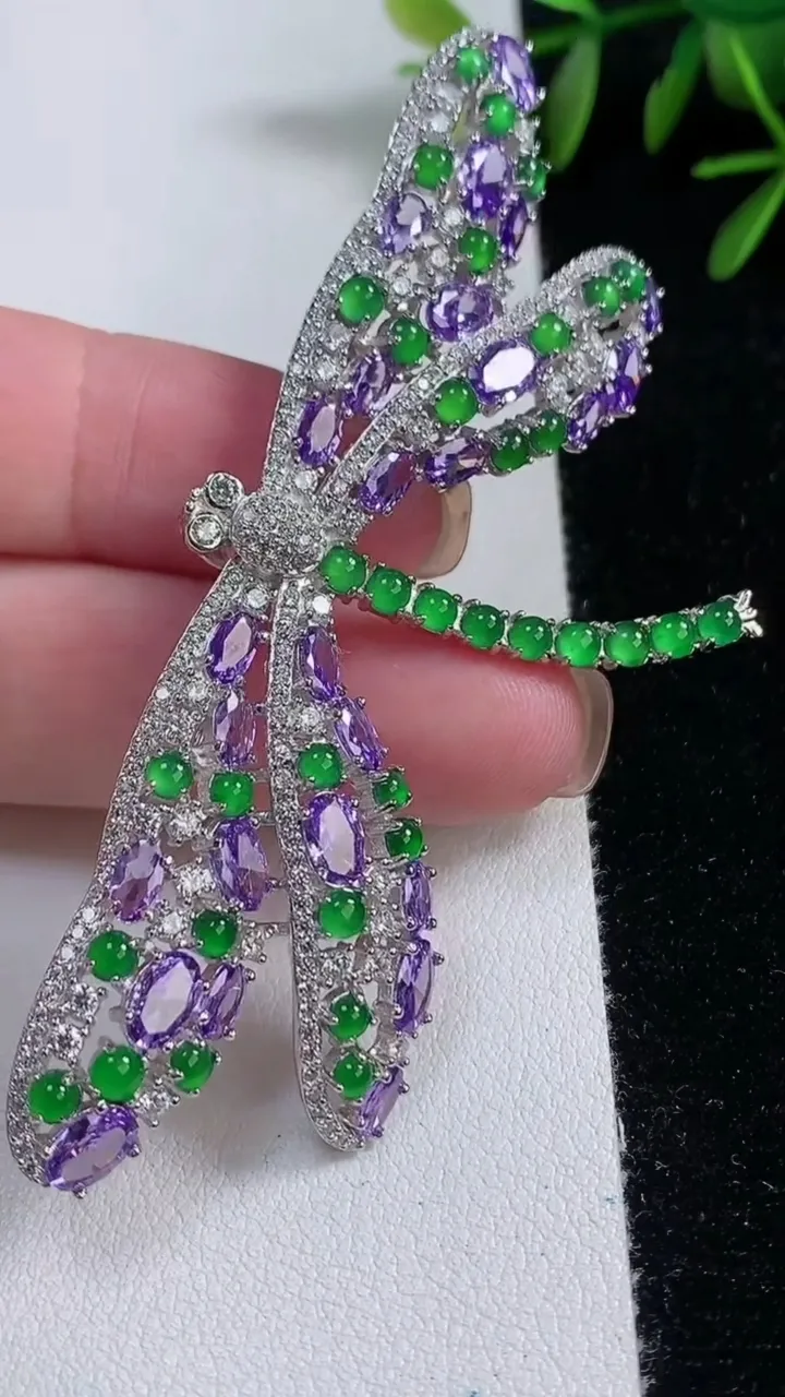 天然A货翡翠蛋面蜻蜓胸针，尺寸85-38-7，裸石2.8重量:16.26g
11月12日