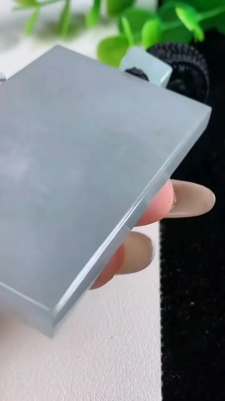 天然A货翡翠无事牌吊坠，尺寸59.7-39.6-6，重量:53.47g
11月12日