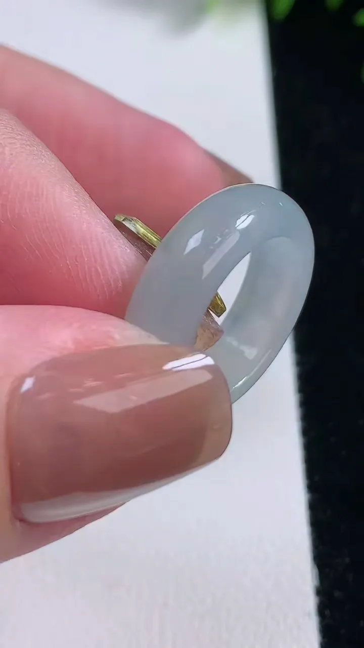 天然A货翡翠指环戒指，尺寸15.5-6-3，重量:3.36g2025年11月12日
工厂直销收藏佳品,种好水足，色泽均匀，有种有色，上手高大气！
