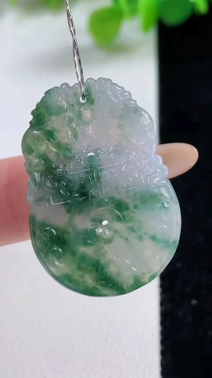 天然A货翡翠冰种飘花仿古平安扣吊坠，尺寸31.4-21.3-4.8，重量:6.33g
11月12日