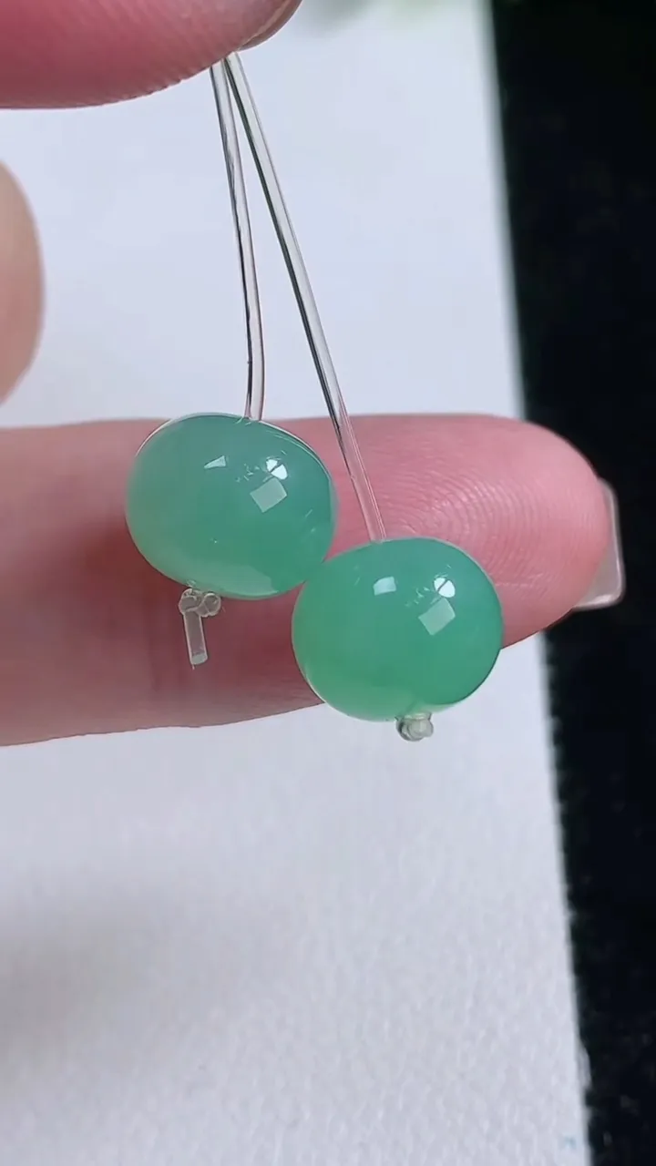 天然A货翡翠路路通吊坠一对，尺寸9.4-7.3，重量:2.76g
11月12日