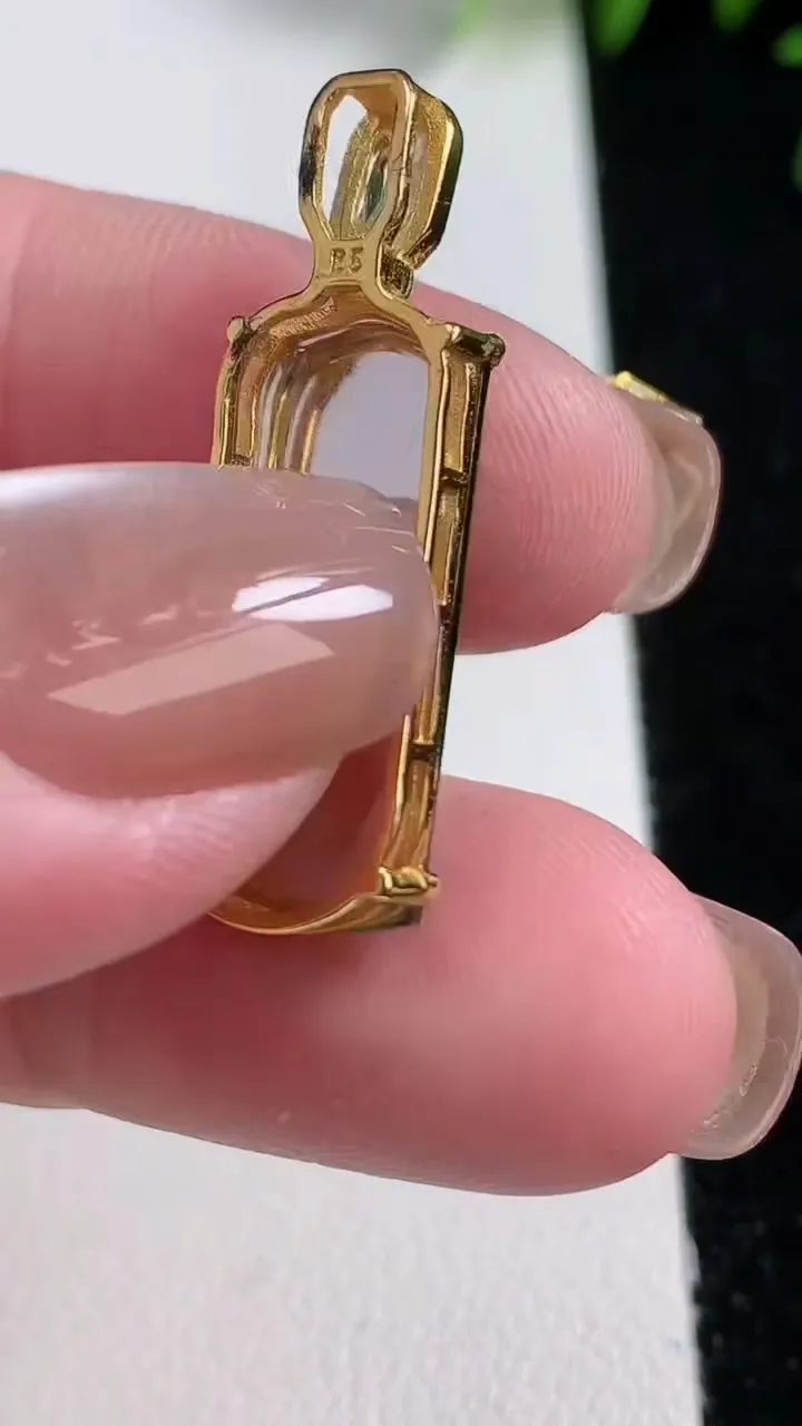 天然A货翡翠无事牌吊坠，尺寸31.7-23.3-10.3-5，重量:2.87g
11月12日