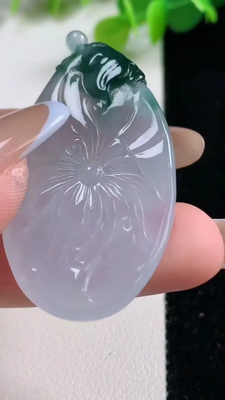 天然A货翡翠冰种飘花和和美美 荷花吊坠，尺寸46.8-26-7.6，重量:14.94g
11月12日