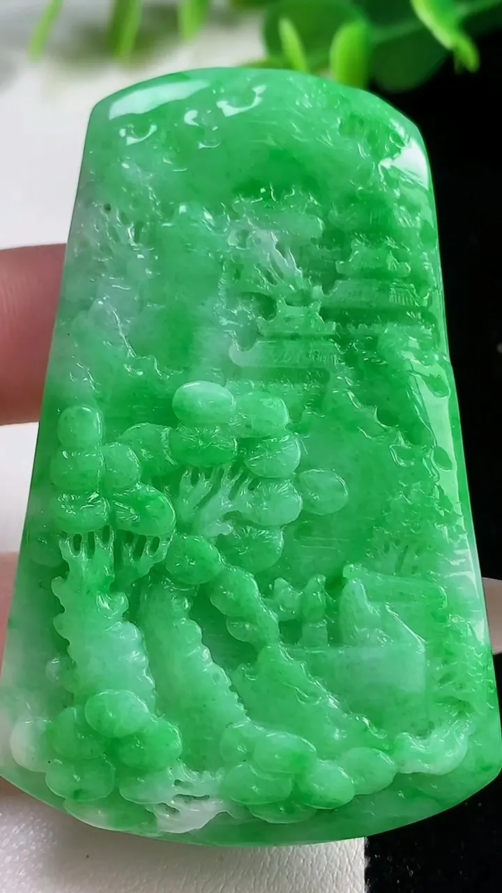 天然A货翡翠山水牌吊坠，尺寸64-41-6，重量:30.49g
11月12日