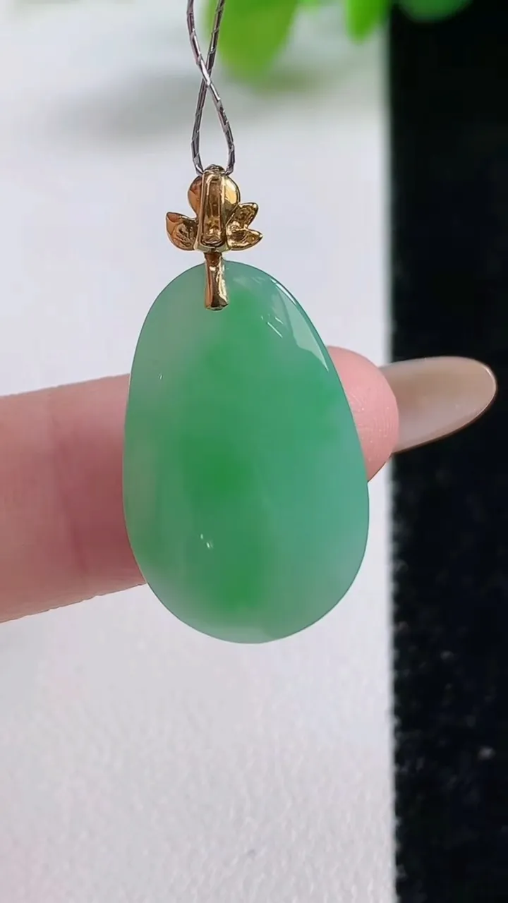 天然A货翡翠福瓜吊坠，尺寸23.2-14-5.1，重量:3.32g
11月12日