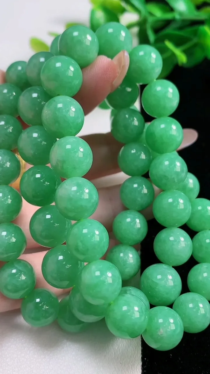天然A货翡翠圆珠项链53颗，尺寸10，重量:111.77g11月12日
工厂直销收藏佳品,种好水足，色泽均匀，有种有色，上手高大气！