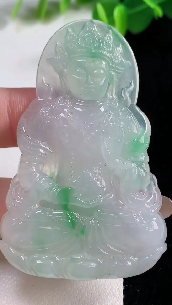 天然A货翡翠度母观音菩萨吊坠，尺寸64.4-40.7-6，重量:24.60g
11月12日