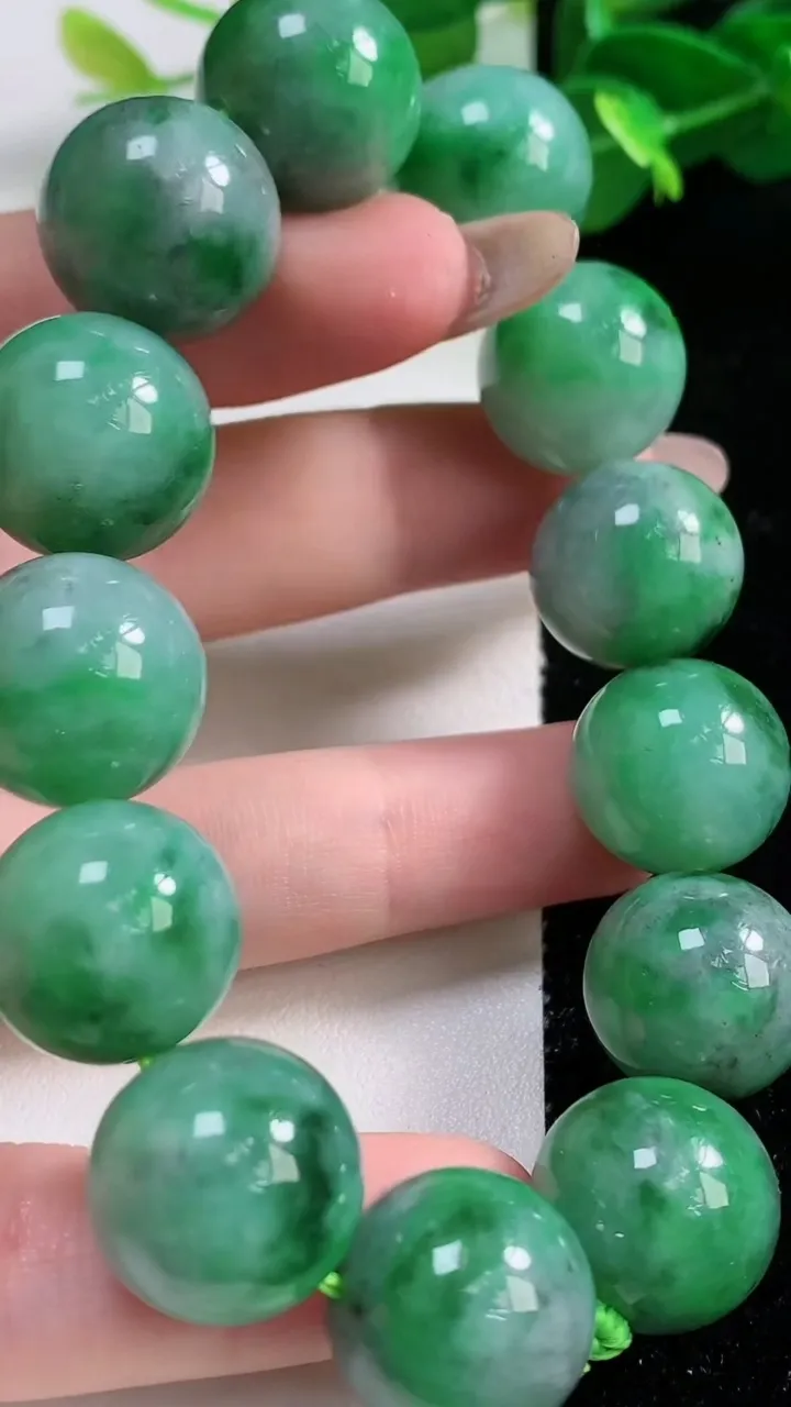 天然A货翡翠圆珠手串13颗，尺寸15.2，重量80.26g11月12日
工厂直销收藏佳品,种好水足，