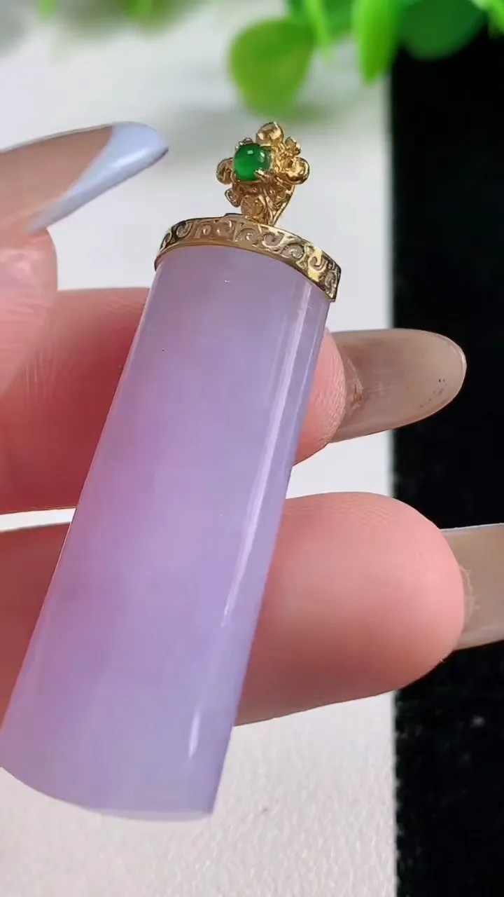 天然A货翡翠种紫罗兰平安柱吊坠，尺寸36.8-14.2-6，重量:8.98g
11月12日