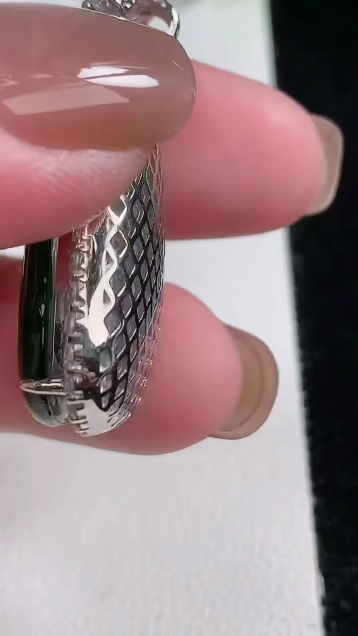 天然A货翡翠如意吊坠，尺寸38.4-18.5-9.5，裸石24.4-14.3-3.6重量:6.52g
11月12日