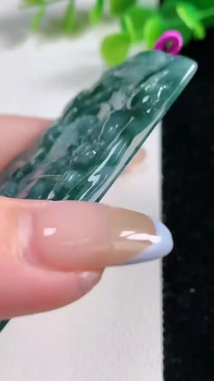 天然A货翡翠冰种飘花不动明王吊坠，尺寸72.4-48-4.8，重量:35.37g
11月12日