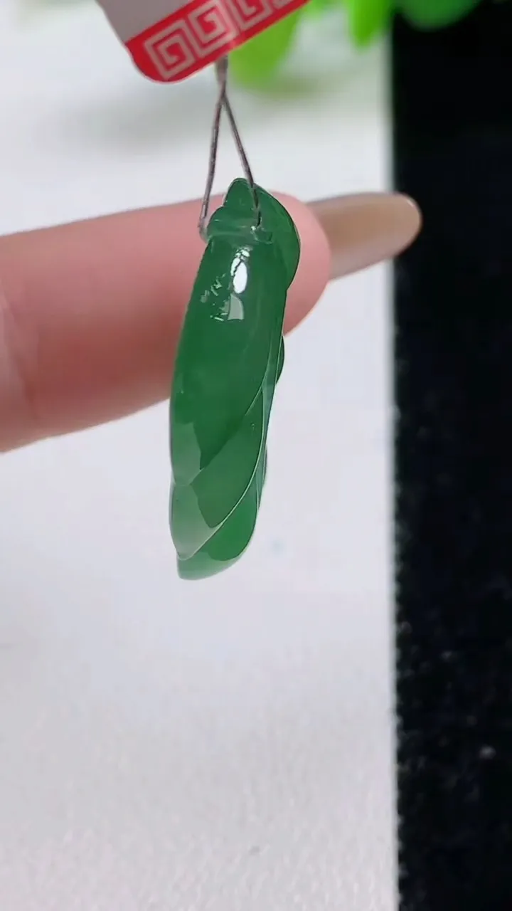 天然A货翡翠金枝玉叶 叶子镶嵌件，尺寸28.4-17-4.5，重量:4.35g
11月12日