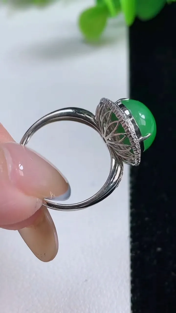 天然A货翡翠蛋面戒指，尺寸17.7-12-11-10.6，重量:4.32g2025年11月12日
工厂直销收藏佳品,种好水足，色泽均匀，有种有色，上手高大气！