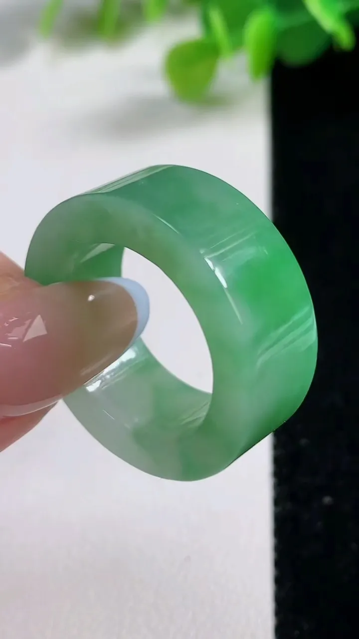 天然A货翡翠方形指环 扳指 戒指，尺寸19.5-9.5-4.1，重量:11.07g
11月12日