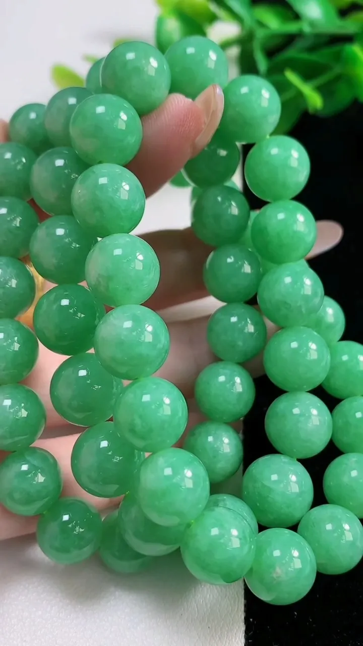 天然A货翡翠圆珠项链53颗，尺寸10，重量:111.77g11月12日
工厂直销收藏佳品,种好水足，色泽均匀，有种有色，上手高大气！