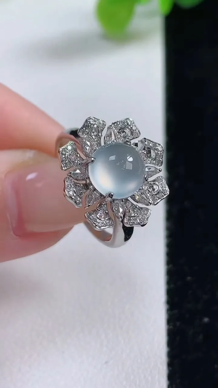 天然A货翡翠种白冰蛋面戒指，尺寸17-8.1-8.4，重量:5.72g2025年11月12日
工厂直销收藏佳品,种好水足，色泽均匀，有种有色，上手高大气！