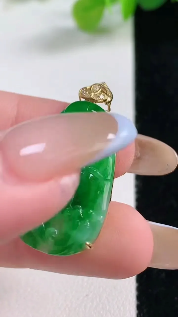 天然A货翡翠和和美美 荷叶鱼吊坠，尺寸27-16.5-5，重量:3.36g
11月12日