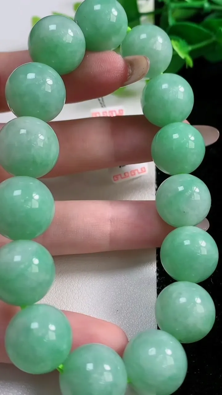 天然A货翡翠圆珠手串15颗，尺寸14.5，重量:81.46g11月12日
工厂直销收藏佳品,种好水足，色泽均匀，有种有色，上手高大气！