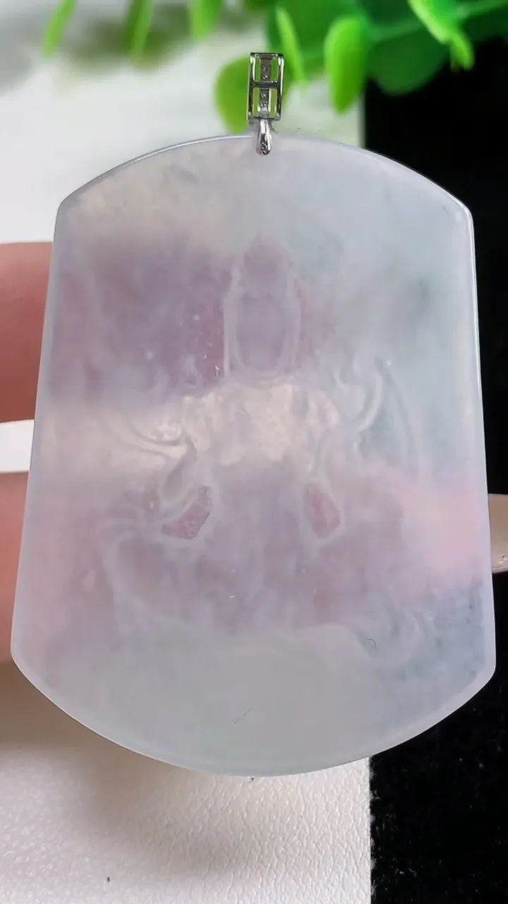 天然A货翡翠种白冰大势至观音菩萨吊坠，尺寸52.2-39.4-4，重量:18.25g
11月12日