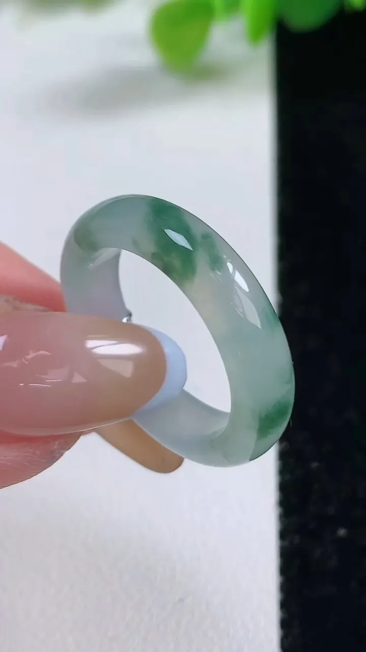 天然A货翡翠冰种飘花指环 戒指，尺寸17.8-5.4-3.3，重量:4.23g2025年11月12日
工厂直销收藏佳品,种好水足，色泽均匀，有种有色，上手高大气！
