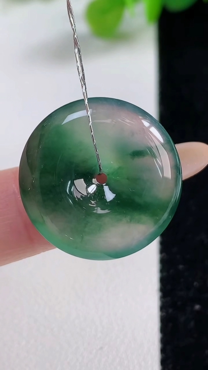 天然A货翡翠种飘花平安扣吊坠，尺寸22.4-4.7，重量:4.90g
11月12日