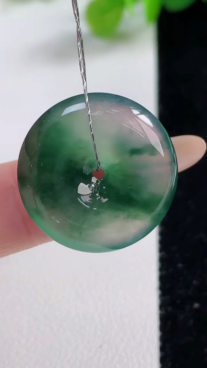 天然A货翡翠种飘花平安扣吊坠，尺寸22.4-4.7，重量:4.90g
11月12日