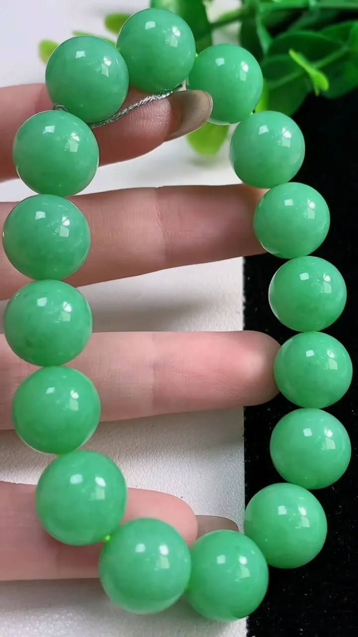 天然A货翡翠圆珠手串16颗，尺寸13，重量:60.56g11月12日
工厂直销收藏佳品,种好水足，色泽均匀，有种有色，上手高大气！