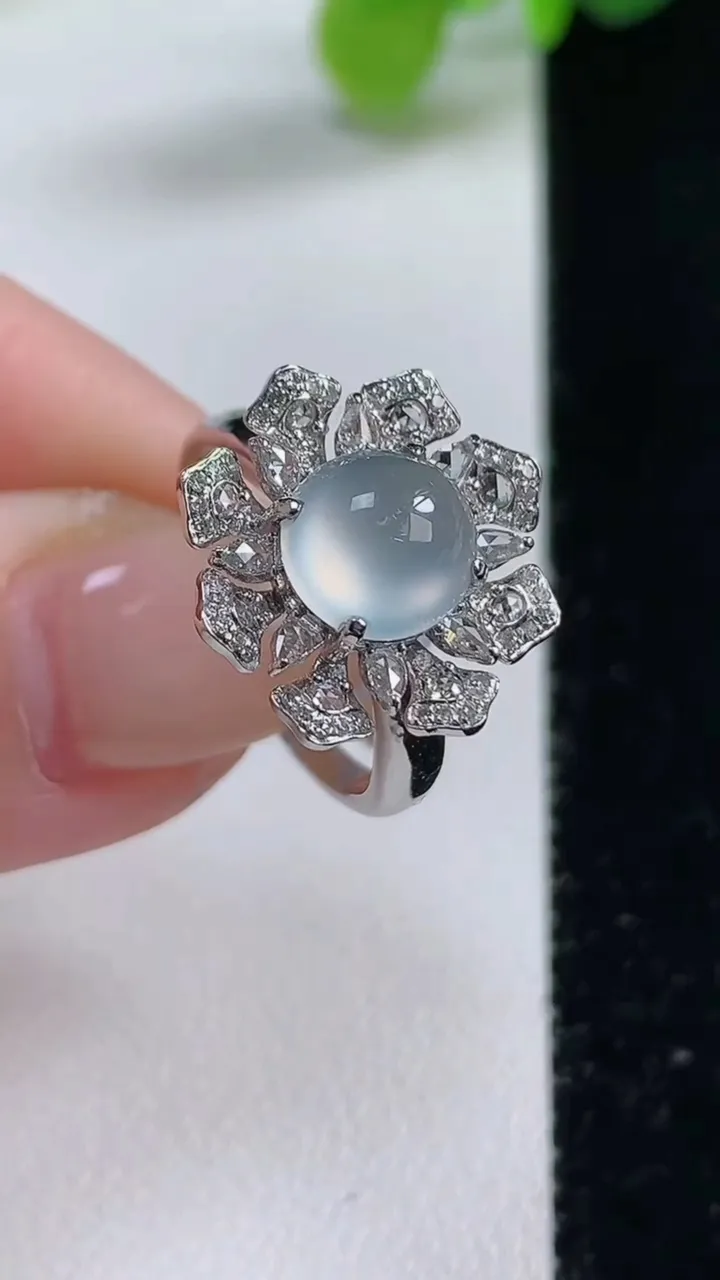 天然A货翡翠种白冰蛋面戒指，尺寸17-8.1-8.4，重量:5.72g2025年11月12日
工厂直