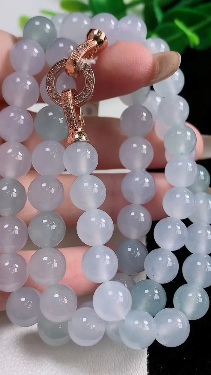 天然A货翡翠圆珠项链61颗，尺寸8，重量:72.48g11月12日
工厂直销收藏佳品,种好水足，色泽