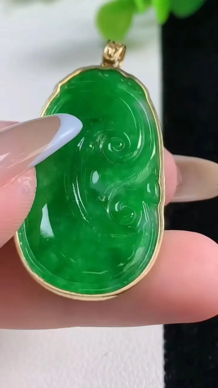 天然A货翡翠如意吊坠，尺寸39-21.8-3.4，重量:7.48g
11月12日