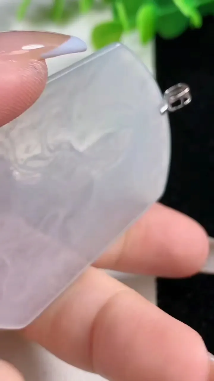 天然A货翡翠种白冰大势至观音菩萨吊坠，尺寸52.2-39.4-4，重量:18.25g
11月12日