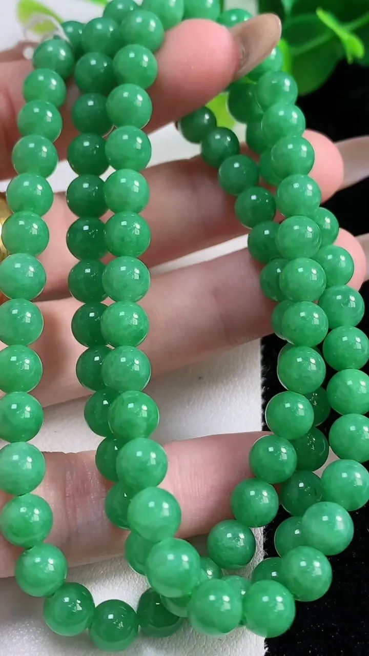 天然A货翡翠圆珠项链94颗，尺寸6.4，重量:45.90g11月12日
工厂直销收藏佳品,种好水足，色泽均匀，有种有色，上手高大气！