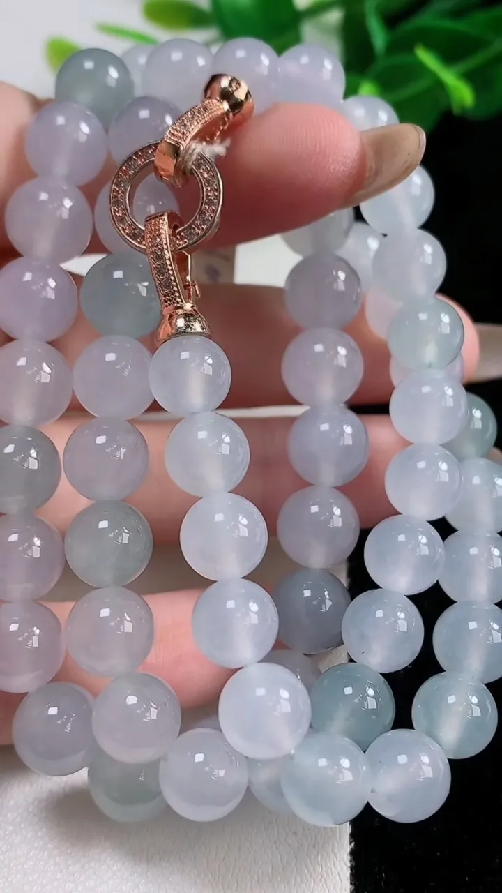 天然A货翡翠圆珠项链61颗，尺寸8，重量:72.48g11月12日
工厂直销收藏佳品,种好水足，色泽均匀，有种有色，上手高大气！