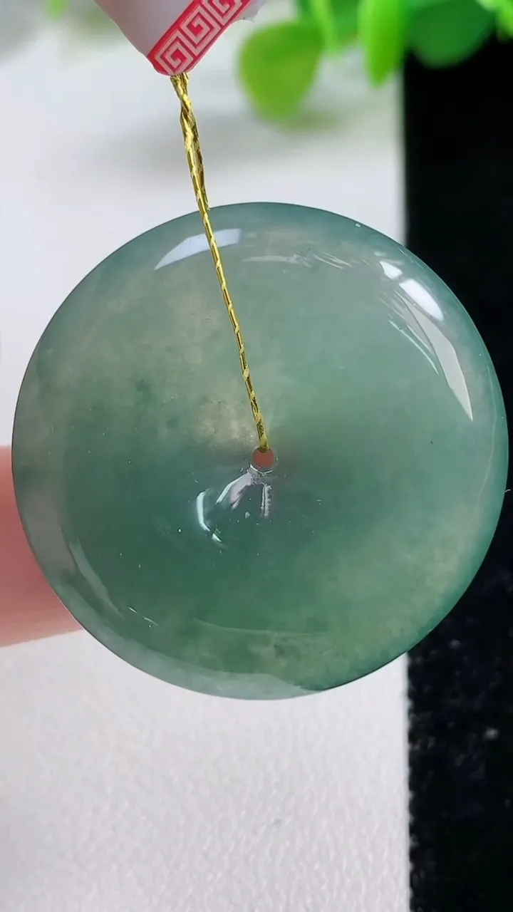 天然A货翡翠平安扣吊坠，尺寸32-5.8，重量:12.23g
11月12日