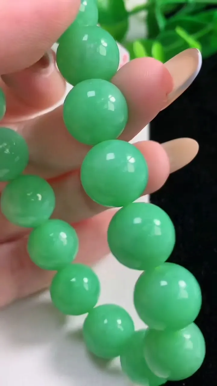 天然A货翡翠圆珠手串16颗，尺寸13，重量:60.56g11月12日
工厂直销收藏佳品,种好水足，色泽均匀，有种有色，上手高大气！