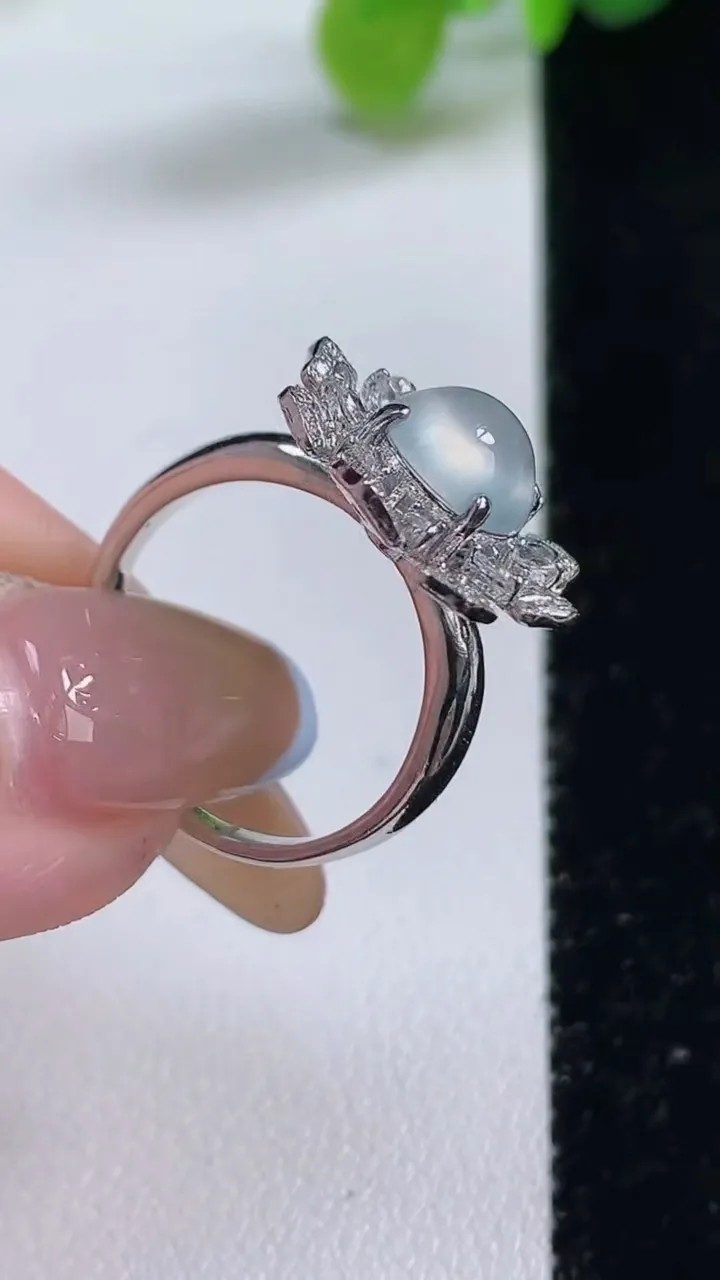 天然A货翡翠种白冰蛋面戒指，尺寸17-8.1-8.4，重量:5.72g2025年11月12日
工厂直销收藏佳品,种好水足，色泽均匀，有种有色，上手高大气！