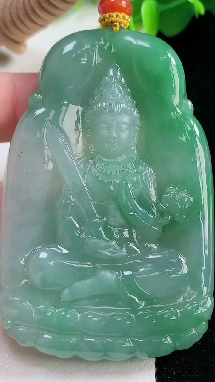 天然A货翡翠虚空藏菩萨吊坠，尺寸70.6-45.3-7.5，重量:63.64g
11月12日