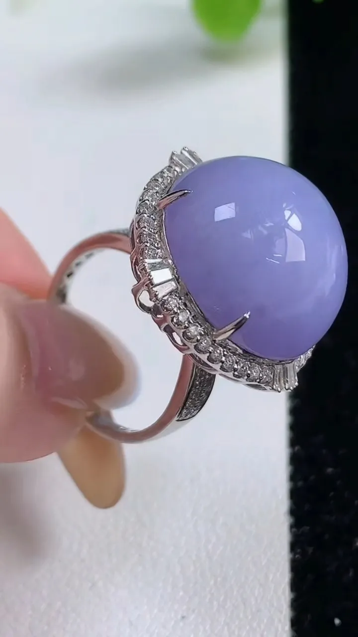 天然A货翡翠种紫罗兰蛋面戒指，尺寸17.7-18.8-17，重量:10.80g2025年11月12日
工厂直销收藏佳品,种好水足，色泽均匀，有种有色，上手高大气！