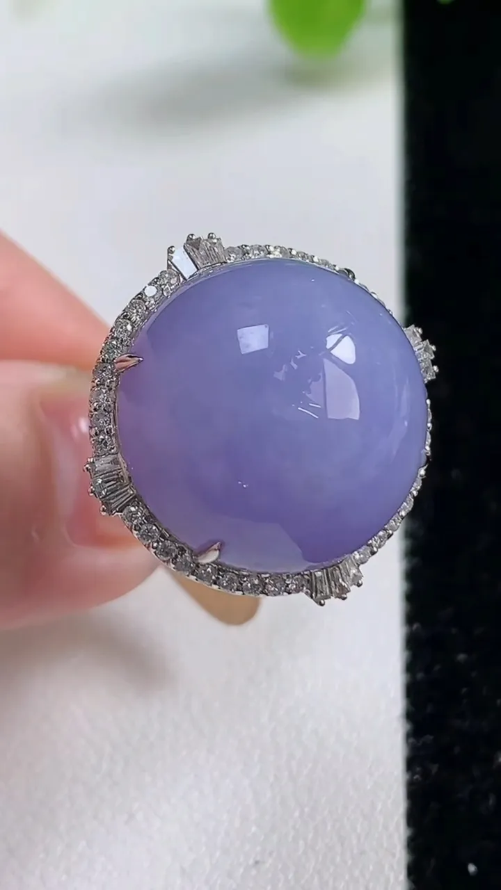 天然A货翡翠种紫罗兰蛋面戒指，尺寸17.7-18.8-17，重量:10.80g2025年11月12日
工厂直销收藏佳品,种好水足，色泽均匀，有种有色，上手高大气！