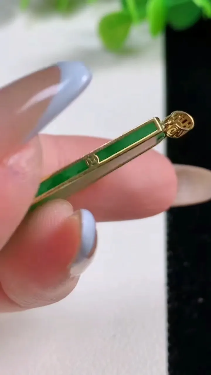 天然A货翡翠无事牌吊坠，尺寸34.5-18.6-2.7，重量:4.47g
11月12日