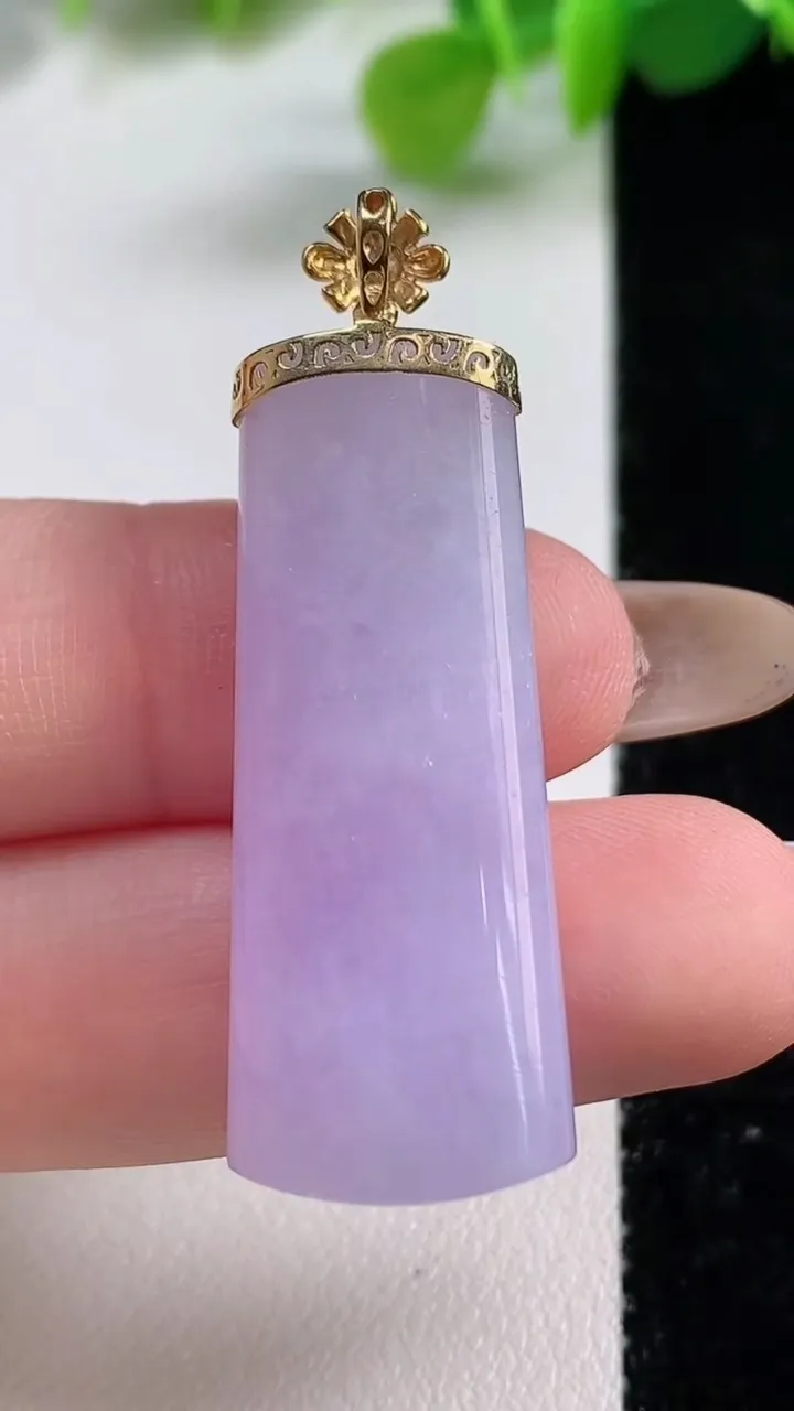 天然A货翡翠种紫罗兰平安柱吊坠，尺寸36.8-14.2-6，重量:8.98g
11月12日