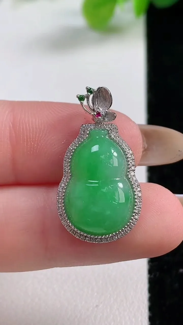 天然A货翡翠葫芦吊坠，尺寸25.8-14.2-5.4裸石18-11.5，重量:2.51g
11月12